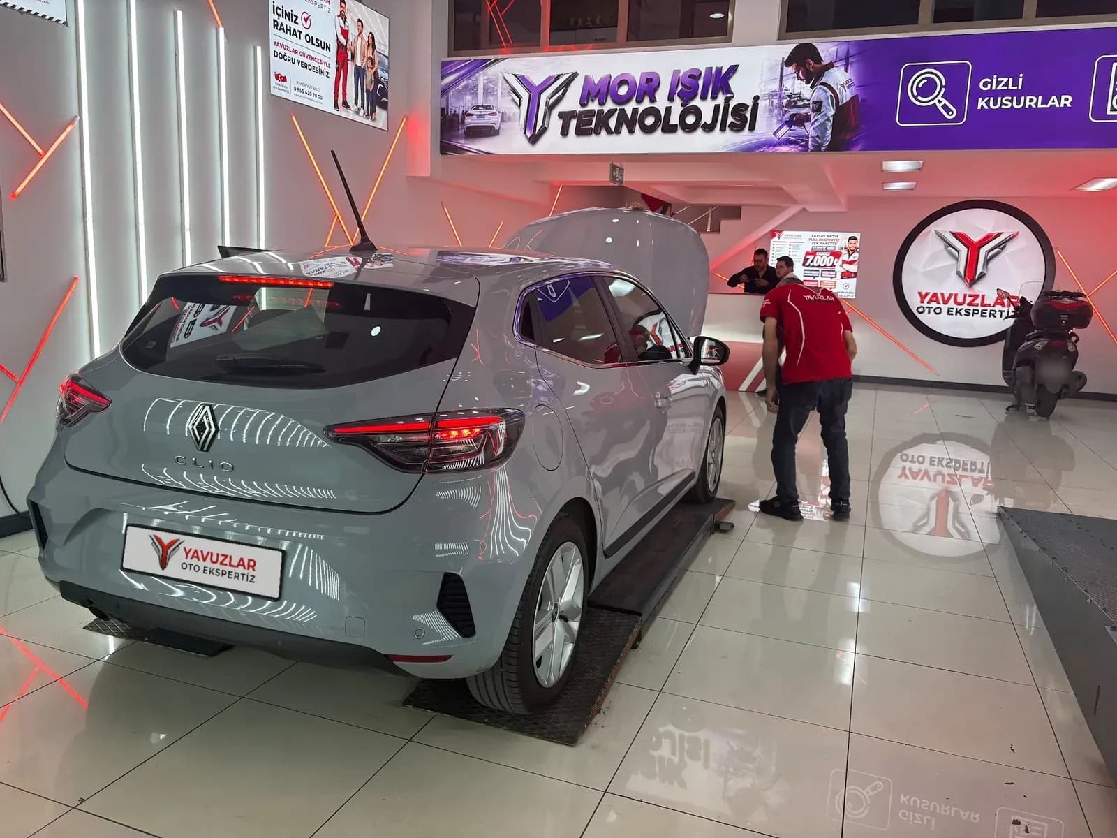Bağcılar Oto Ekspertiz — kaputu açık hatchback araçta motor kontrolü
