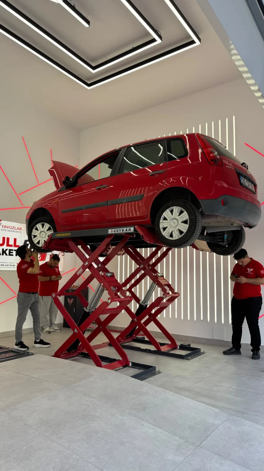 Bağcılar Oto Ekspertiz — lift üzerinde alt takım kontrolü