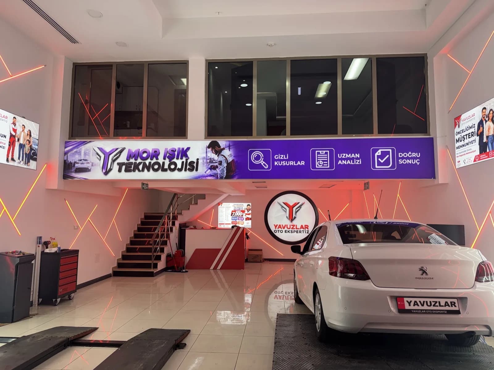 Bağcılar Oto Ekspertiz — mor ışık teknolojisi alanı ve showroom